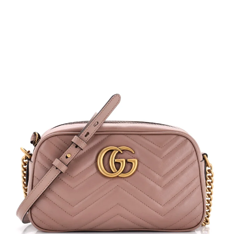 Shoulder Bag with Chain Strap in Silver for a Trendy AppearanceGG Marmont Shoulder Bag Matelasse Leather Small Shoulder Bag with Chain Strap in Silver for a Trendy AppearanceGG Marmont Shoulder Bag Matelasse Leather Small