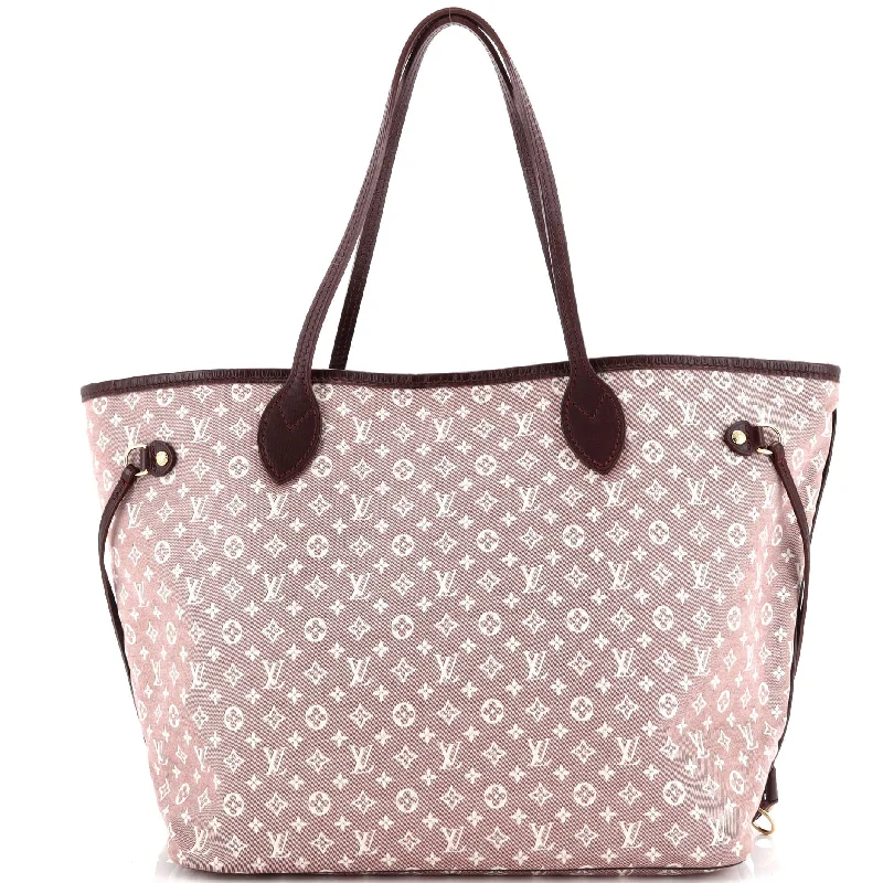 Metallic Tote Bag in Rose Gold with Chain Handles for a Glamorous Night OutNeverfull Tote Monogram Idylle MM Metallic Tote Bag in Rose Gold with Chain Handles for a Glamorous Night OutNeverfull Tote Monogram Idylle MM